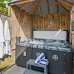 2 Bed House With Hot Tub - House Сasa de vacaciones