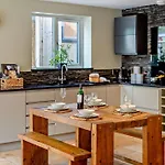 Сasa de vacaciones 2 Bed House With Hot Tub - House *