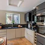 2 Bed House With Hot Tub - House