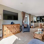 Сasa de vacaciones 2 Bed House With Hot Tub - House