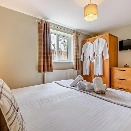 2 Bed House With Hot Tub - House