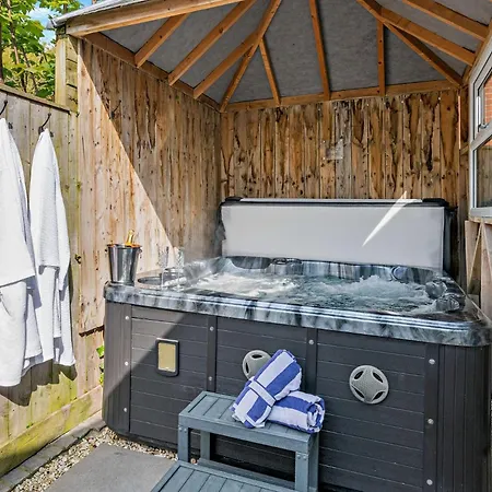 2 Bed House With Hot Tub - House Ferienhaus