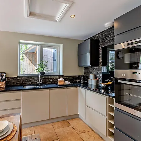 2 Bed House With Hot Tub - House