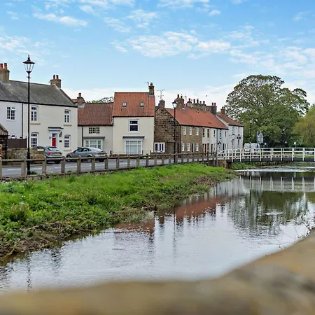 2 Bed House With Hot Tub Great Ayton - Top House Holiday home *