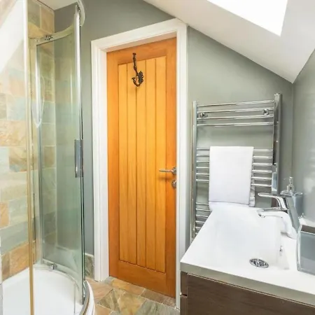 2 Bed House With Hot Tub - House *