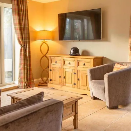 2 Bed House With Hot Tub - House 大艾顿