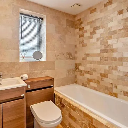 2 Bed House With Hot Tub - House *